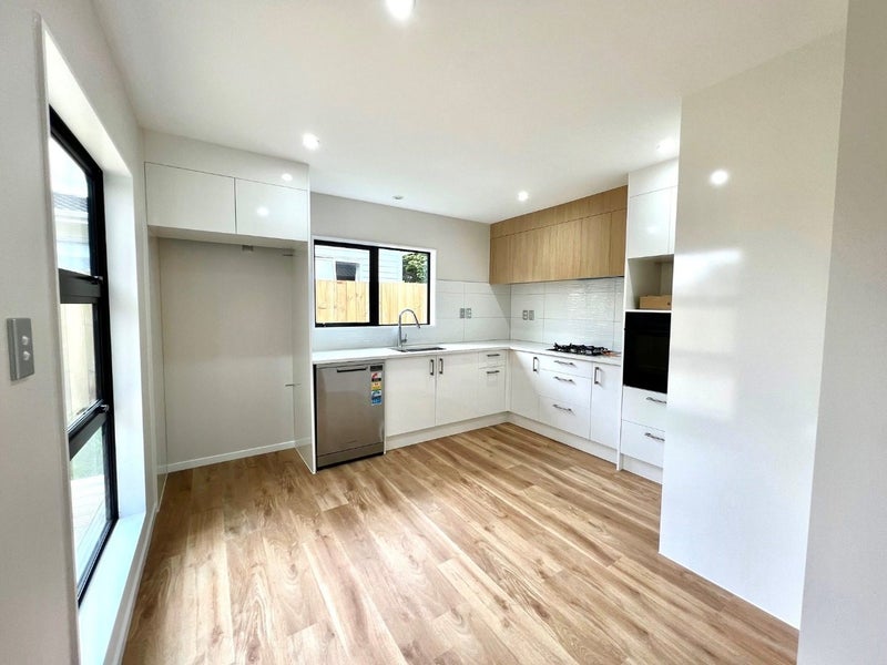 44 Innismara Avenue, Wattle Downs, Auckland - Carousel 2