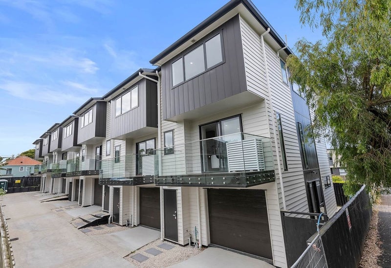 37 Erima Avenue, Point England, Auckland - Carousel 1