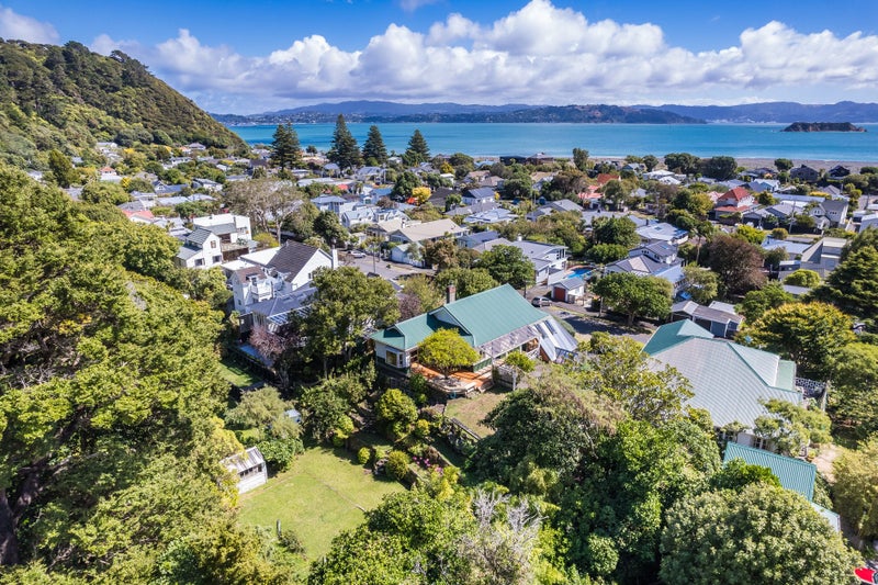 24 Mahoe Street, Eastbourne, Lower Hutt - Carousel 1