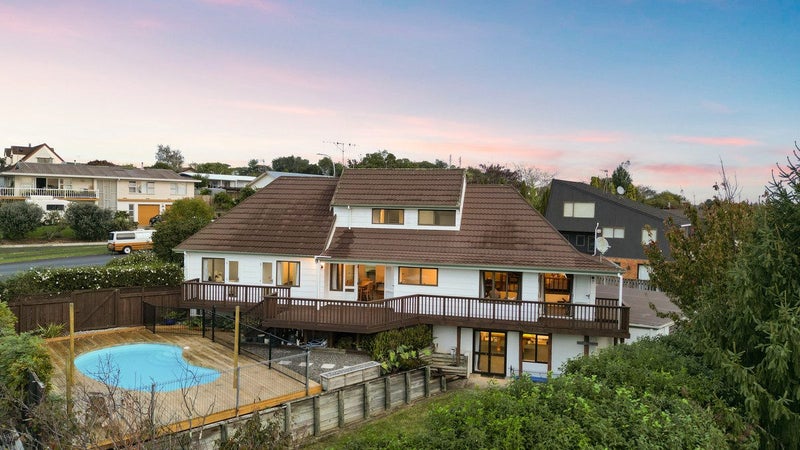 12 Pohutukawa Drive, Pukete, Hamilton - Carousel 1