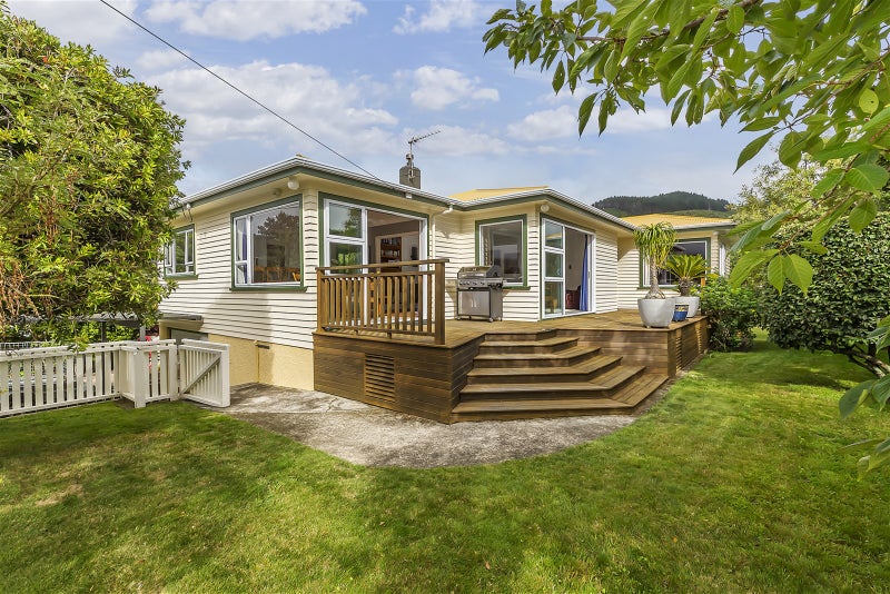 21 Saint Johns Terrace, Tawa, Wellington - Carousel 1