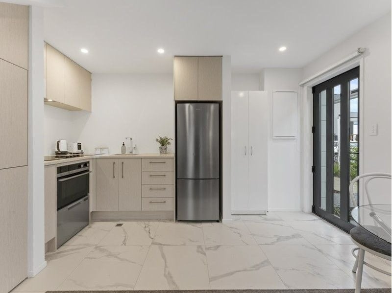 2/324 Oxford Terrace, Avalon, Lower Hutt - Carousel 2