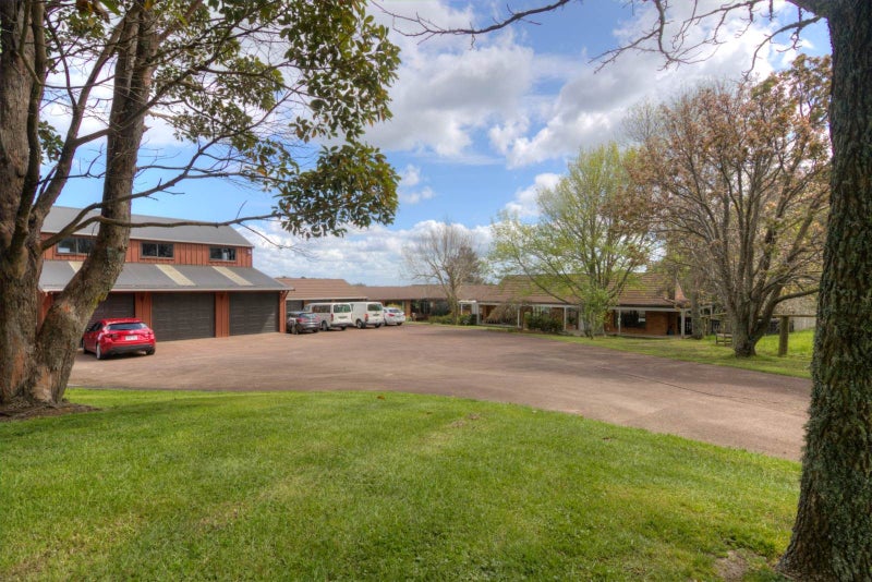 100 Broomfields Road, Howick - Carousel 1