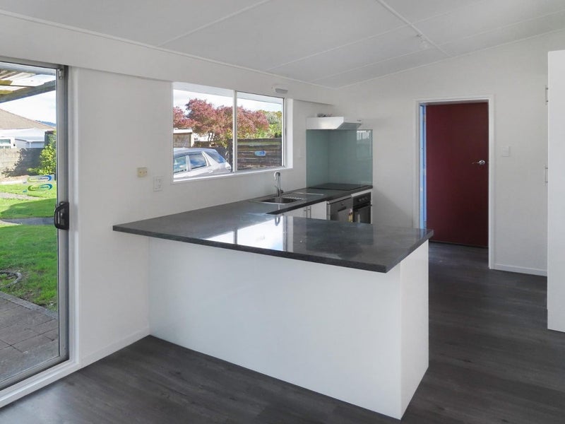 5 Bonnie Glen Crescent, Ebdentown, Upper Hutt - Carousel 2