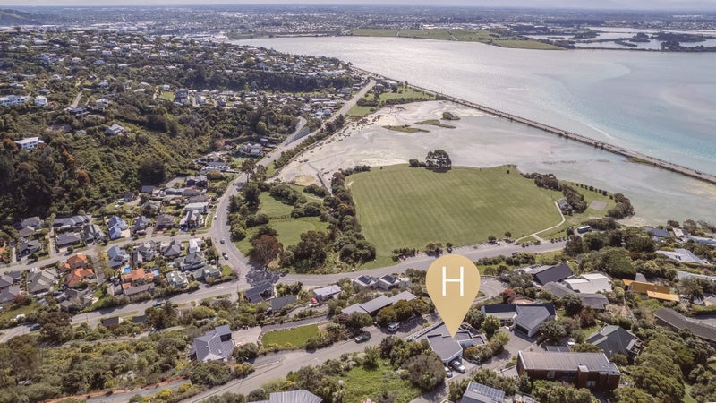 19 Inverness Lane, Redcliffs, Christchurch - Carousel 1