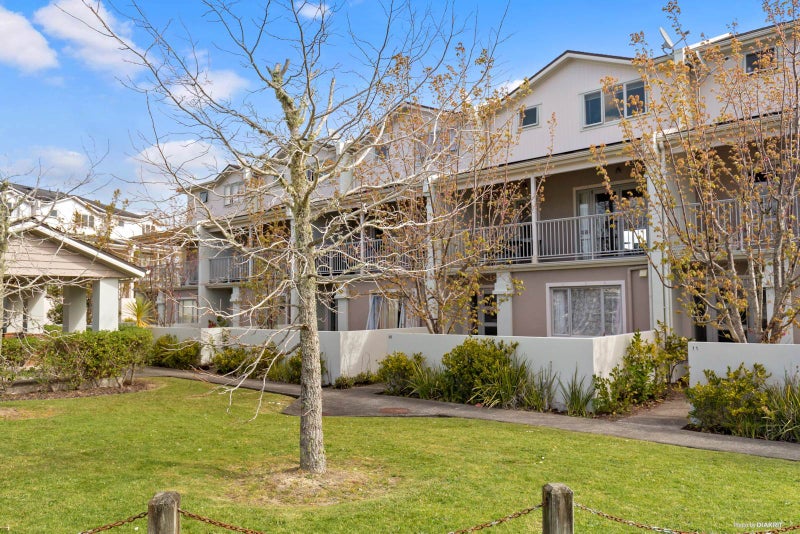10/11 Hatfield Place, Albany Heights, Auckland - Carousel 1
