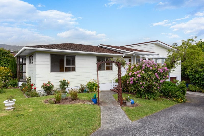 13 Zande Terrace, Tawa, Wellington - Carousel 1