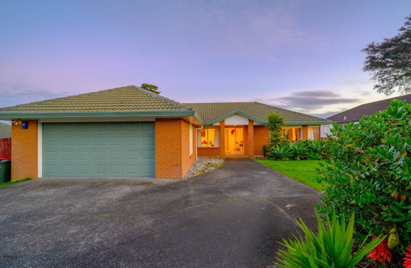 25 Bard Place, Golflands, Auckland - Carousel 1