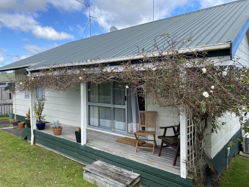 77 Lake Crescent, Hamilton Lake, Hamilton - Carousel 1