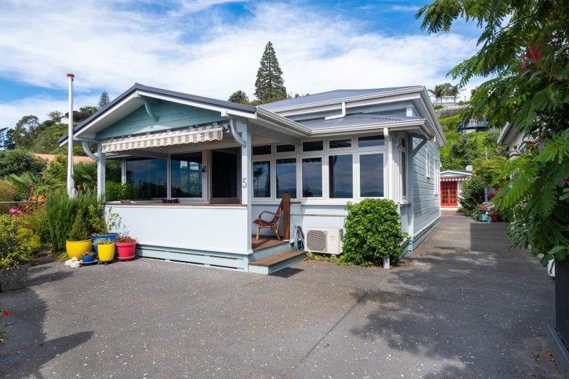 5 Breakwater Road, Bluff Hill, Napier - Carousel 1