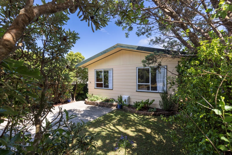 83 Montgomery Avenue, Karori, Wellington - Carousel 1