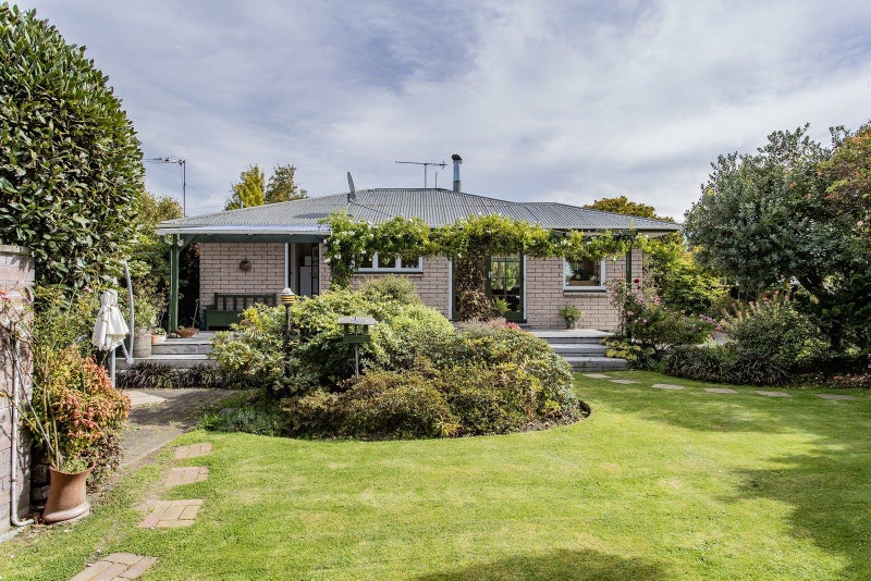 10 Clayton Road, Amberley, Amberley - Carousel 1