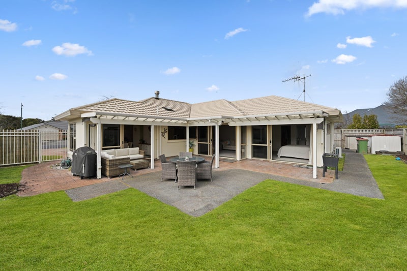 26 Montrose Crescent, Huntington, Hamilton - Carousel 2