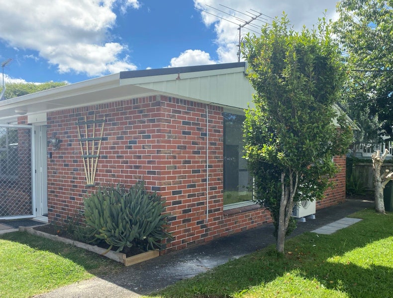 1/11 Moa Road, Point Chevalier, Auckland - Carousel 1