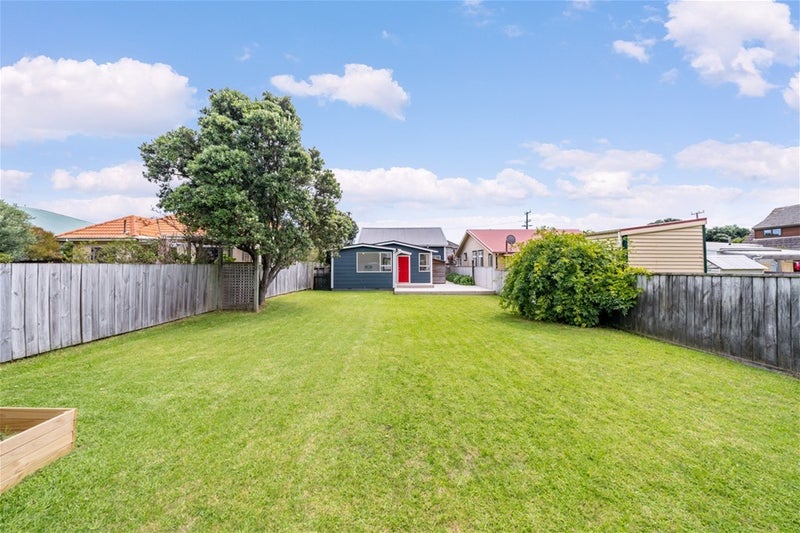 25 Tuatoru Street, Eastbourne, Lower Hutt - Carousel 1