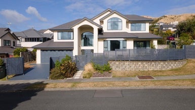 7 Amesbury Drive, Churton Park, Wellington - Carousel 1