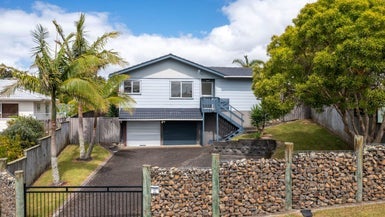 16 Tetrarch Place, Totara Vale, Auckland - Carousel 1