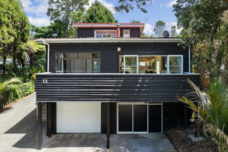 13 Hollywood Avenue, Titirangi, Auckland - Carousel 1