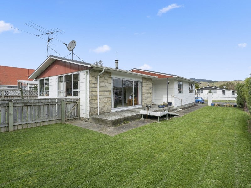 71 California Drive, Totara Park, Upper Hutt - Carousel 1