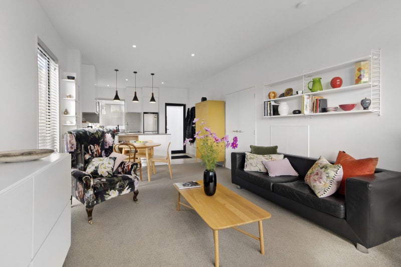 15/6 Oswald Crescent, Paparangi, Wellington - Carousel 1