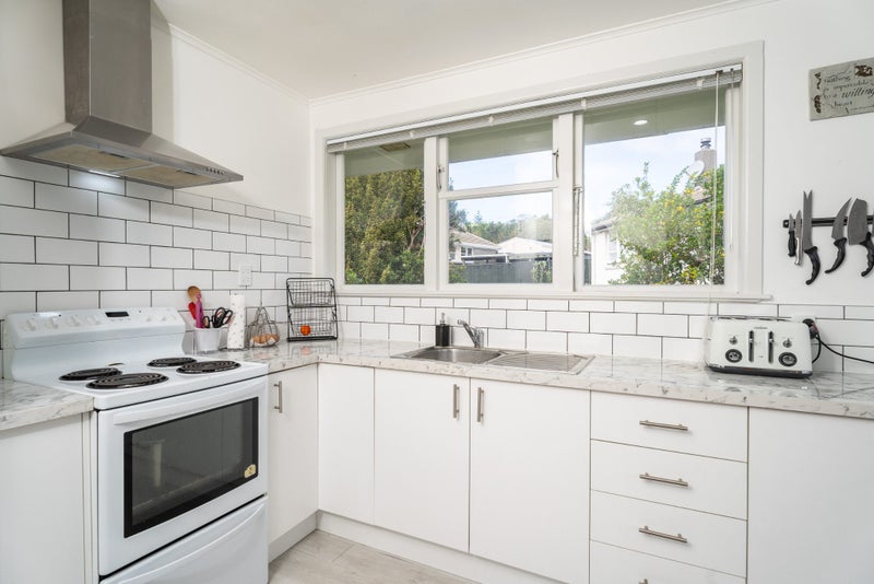 30 Surprise Place, Cannons Creek, Porirua - Carousel 2