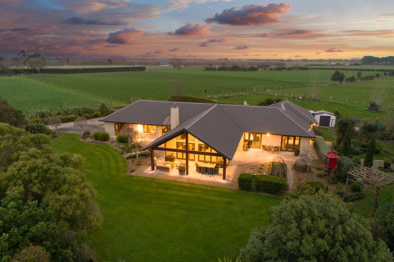 1329 Rangitikei Line, Newbury - Carousel 1