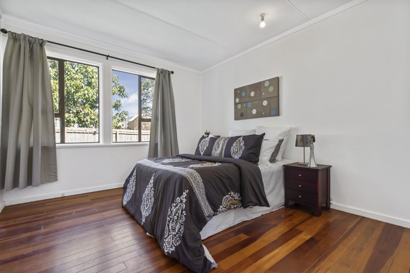 4 Waddell Avenue, Point England, Auckland - Carousel 1