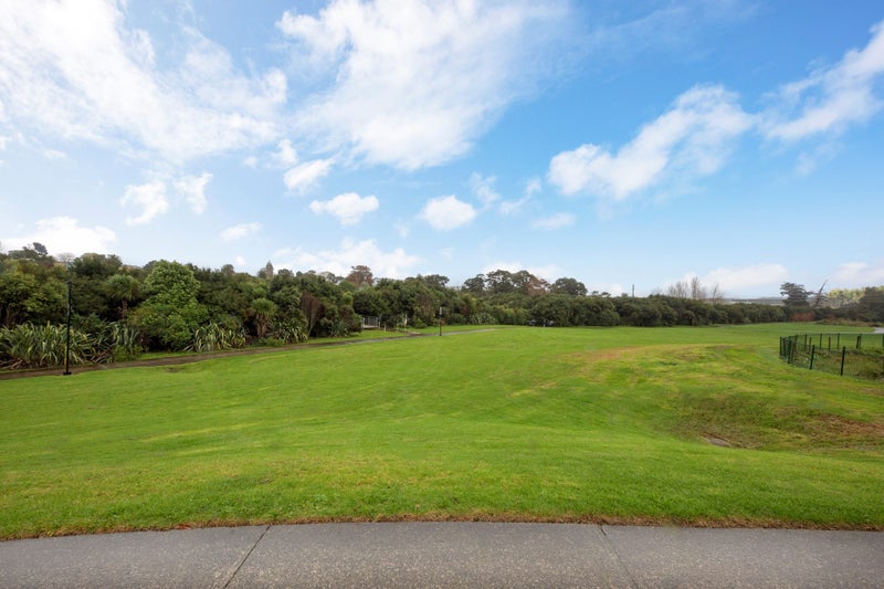 53 Brashier Circle, Sunnyvale, Auckland - Carousel 2