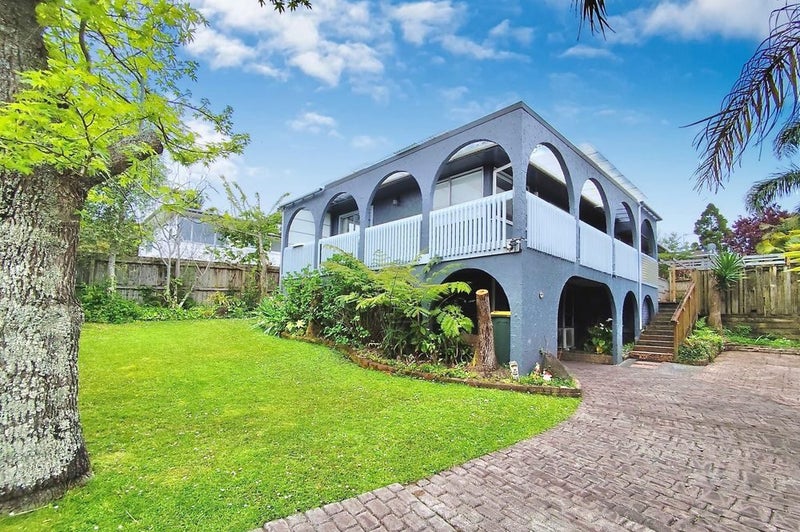 29 Staincross Street, Green Bay, Auckland - Carousel 1