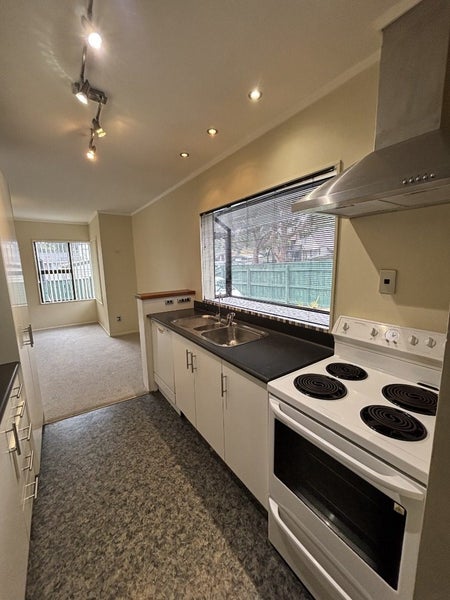 9 Monarch Grove, Maoribank, Upper Hutt - Carousel 2