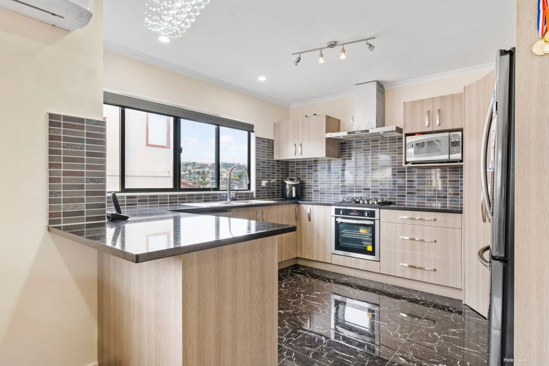 11 Chieftain Rise, Goodwood Heights, Auckland - Carousel 2