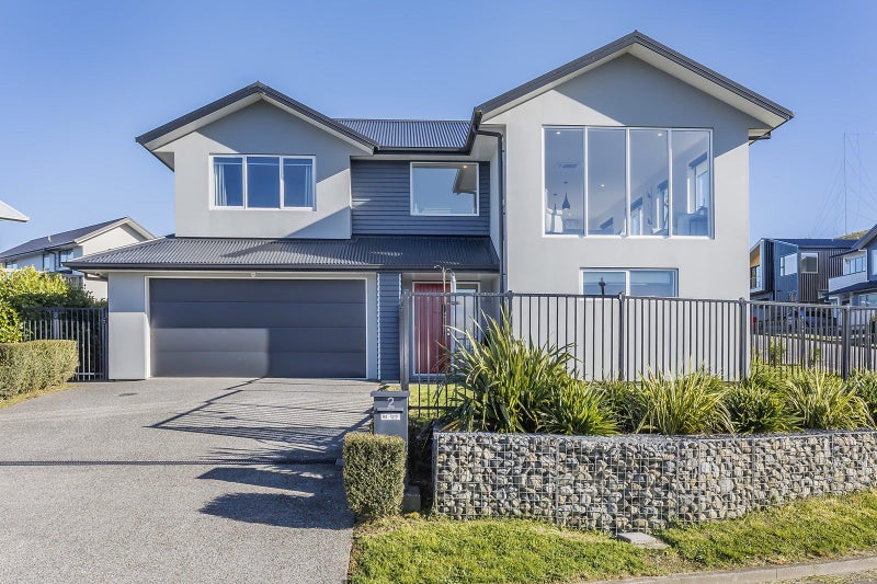 2 Promontory Crescent, Newlands, Wellington - Carousel 1