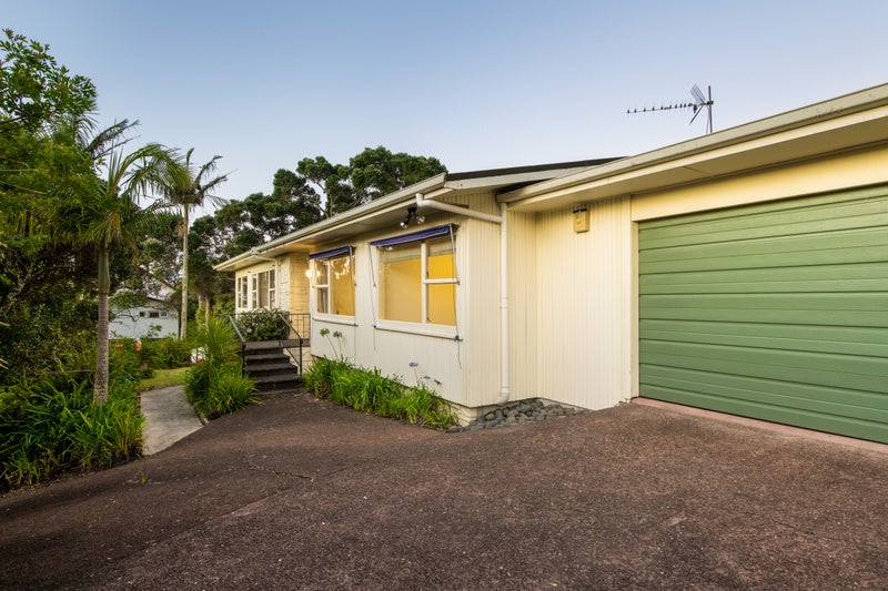 1 Red Bluff Rise, Campbells Bay, Auckland - Carousel 1