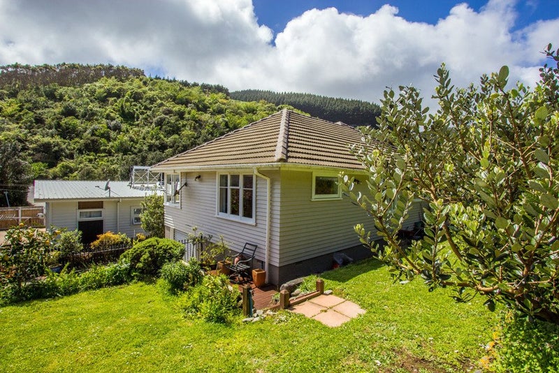 38 Collins Avenue, Tawa, Wellington - Carousel 1