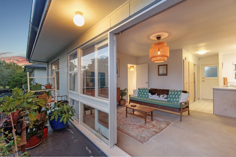 5/2 Mountain View RD, Western Springs, Auckland - Carousel 1