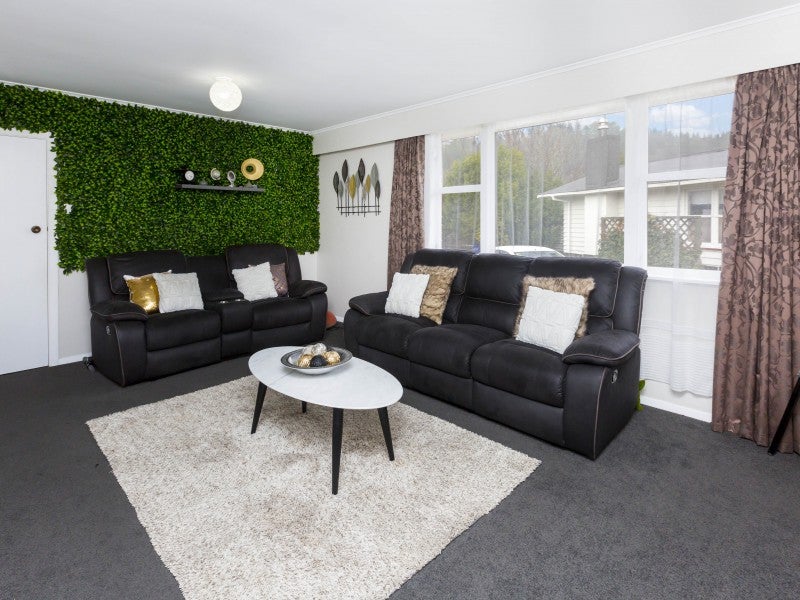 9 Oregon Drive, Maoribank, Upper Hutt - Carousel 2