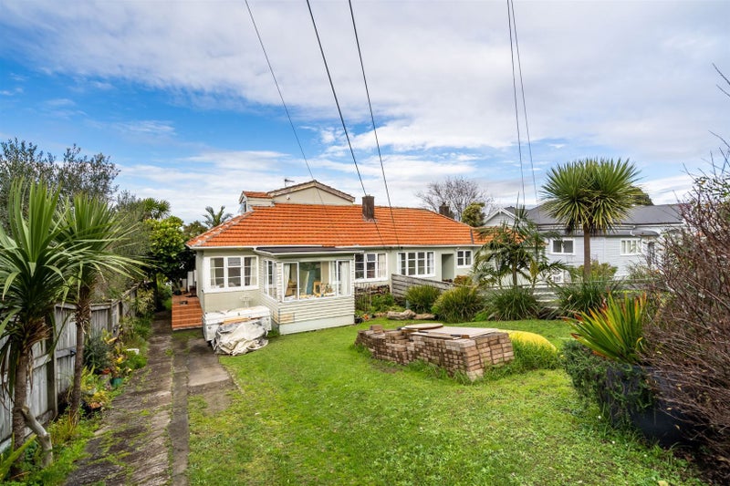 63 Old Lake Road, Narrow Neck, Auckland - Carousel 1
