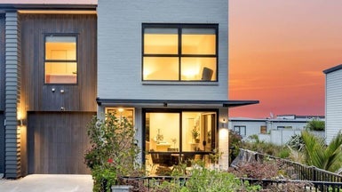 25 Matairangi Avenue, Totara Heights, Auckland - Carousel 1