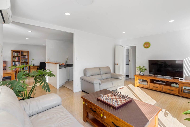 34 Hiwihau Place, Glenfield, Auckland - Carousel 2