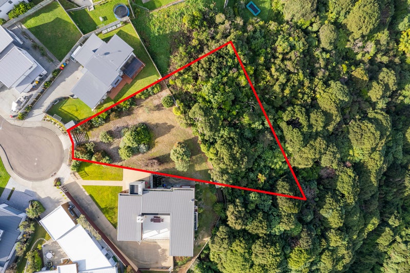 7 Lily Close, Camborne, Porirua - Carousel 1