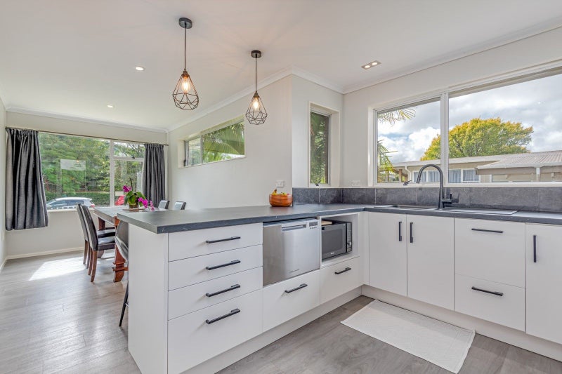 19 Wikiriwhi Crescent, Awapuni, Palmerston North - Carousel 1