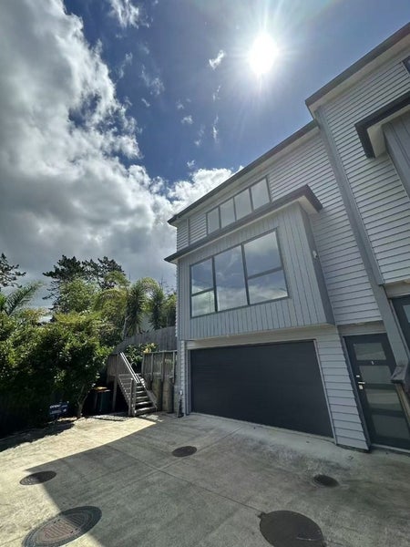 4/4 McQuoid Place, Glenfield, Auckland - Carousel 2