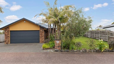 32 Baulcomb Parade, Windsor Park, Auckland - Carousel 1