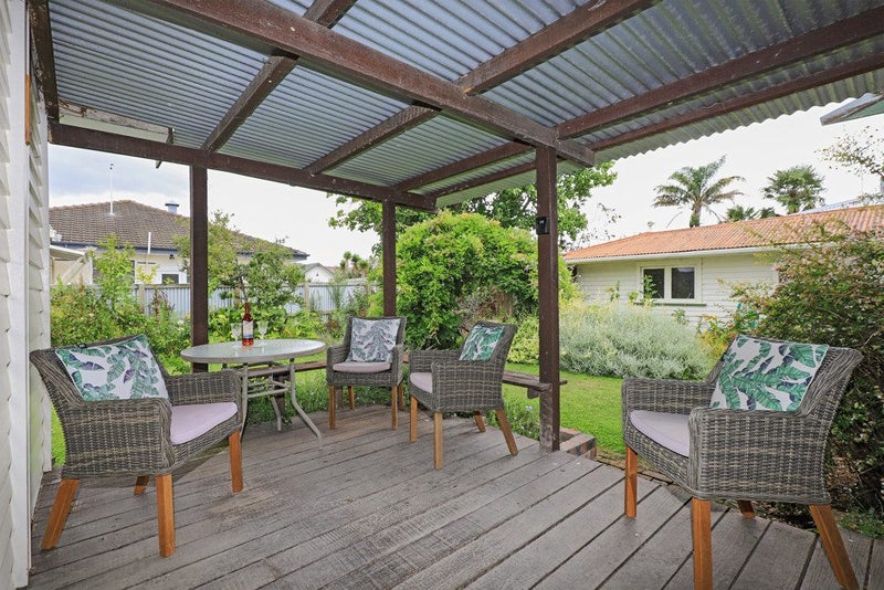 604 Avenue Road West, Saint Leonards, Hastings - Carousel 2