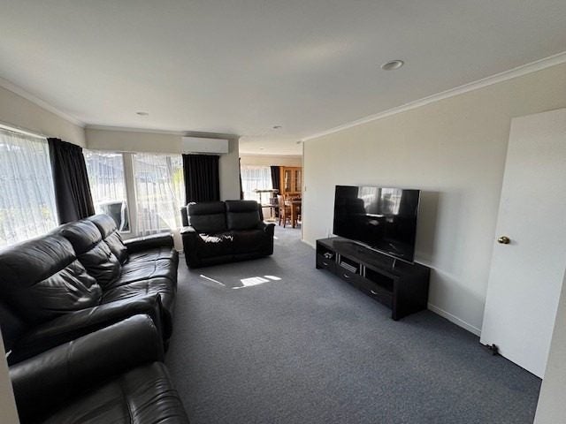 18 Lizzie Lane, Clover Park, Auckland - Carousel 2