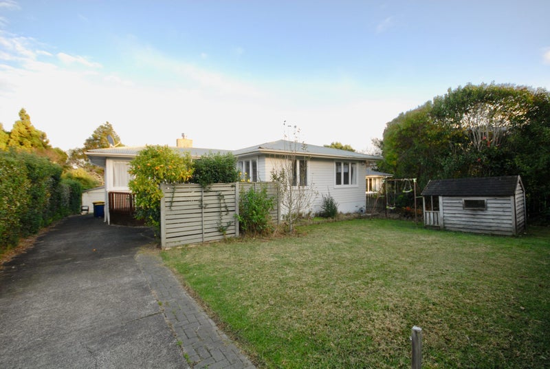 14 Wylie Avenue, Sunnynook, Auckland - Carousel 1