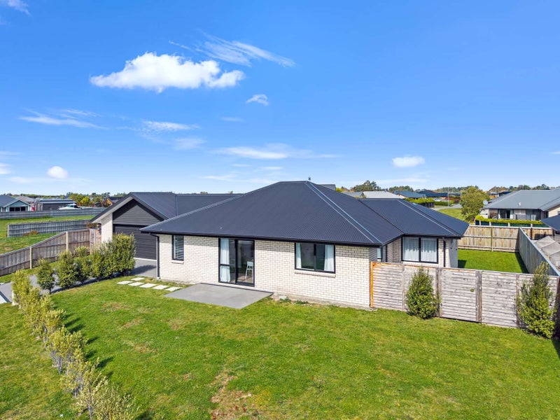 31 Kingfisher Avenue, Amberley, Amberley - Carousel 2