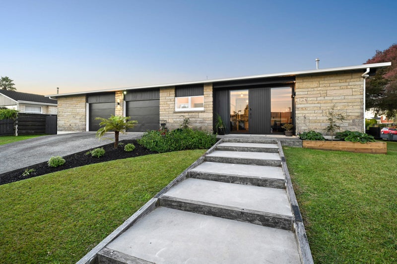 11 Hillary Street, Chedworth, Hamilton - Carousel 1