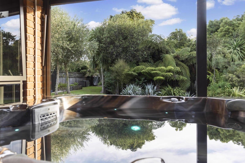 5 Montrose Crescent, Huntington, Hamilton - Carousel 2