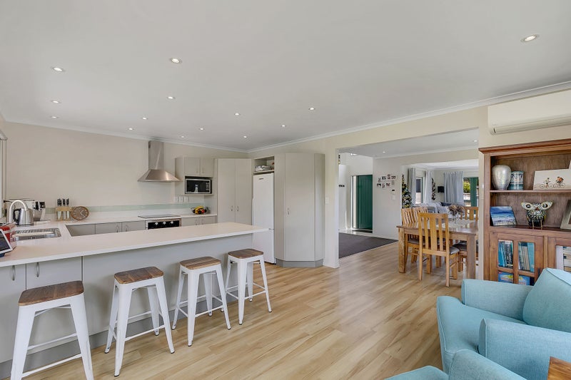 71 Te Puia Drive, Aotea, PORIRUA - Carousel 2